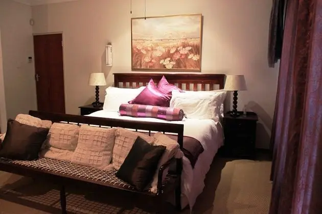 King Bedded Room with En-Suite Bathroom (1)