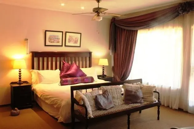 King Bedded Room with En-Suite Bathroom (1)