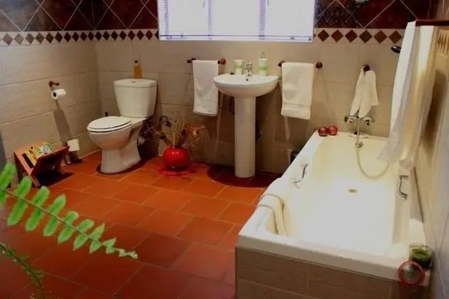 King Bedded Room with En-Suite Bathroom (1)