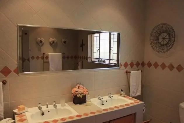 King Bedded Room with En-Suite Bathroom (1)
