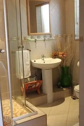 King Bedded Room with En-Suite Bathroom (1)