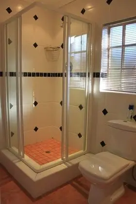 King/Twin Bedded room with En-Suite Bath (3)