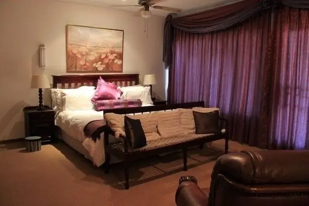 Queen Bedded Room with En-Suite Bathroom (2)