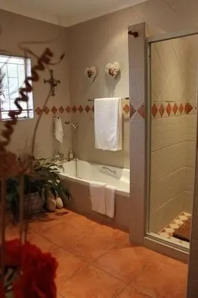 Queen Bedded Room with En-Suite Bathroom (2)