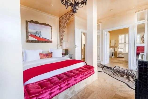 Luxury Oda
