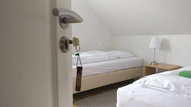 İki Ayrı Yataklı Oda, Ortak Banyo