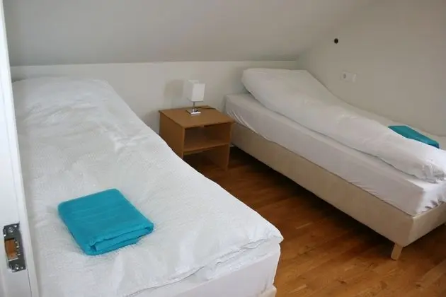 İki Ayrı Yataklı Oda, Ortak Banyo