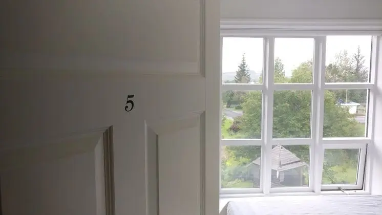 İki Ayrı Yataklı Oda, Ortak Banyo