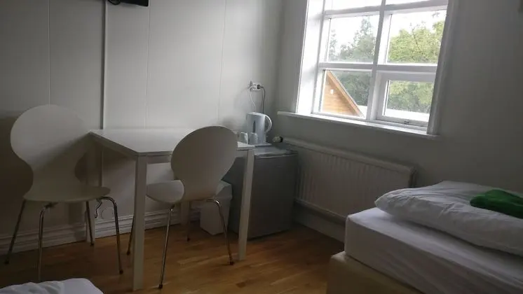 İki Ayrı Yataklı Oda, Ortak Banyo