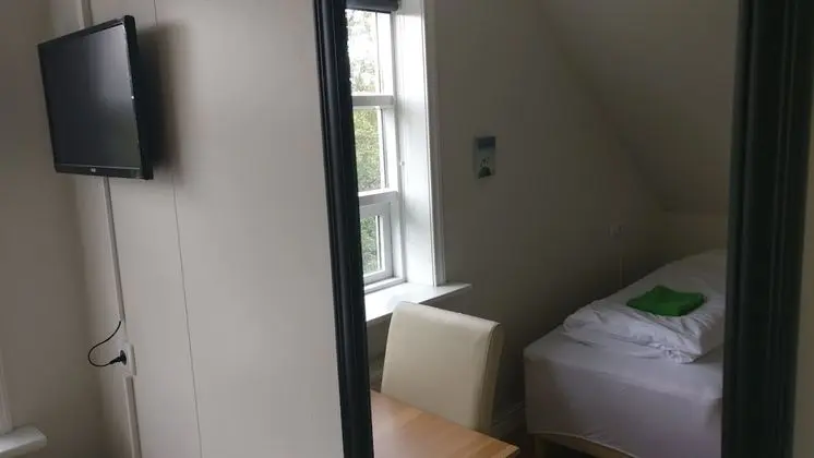 İki Ayrı Yataklı Oda, Ortak Banyo