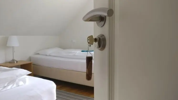 İki Ayrı Yataklı Oda, Ortak Banyo