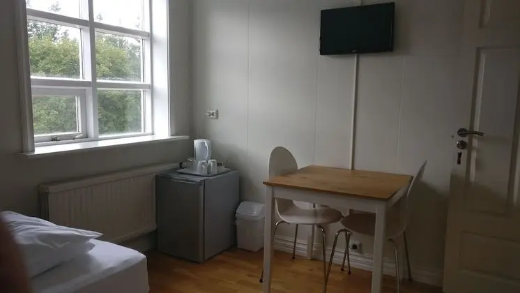 İki Ayrı Yataklı Oda, Ortak Banyo