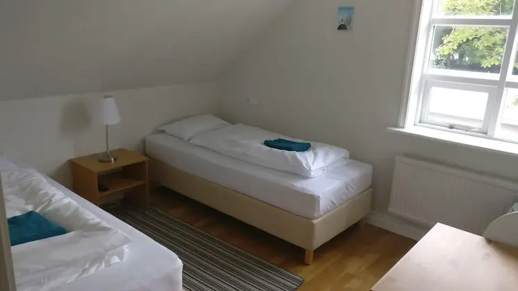 İki Ayrı Yataklı Oda, Ortak Banyo