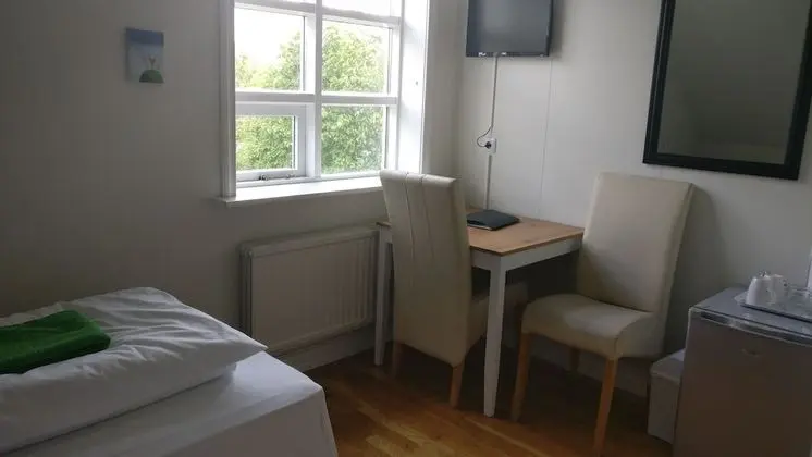 İki Ayrı Yataklı Oda, Ortak Banyo