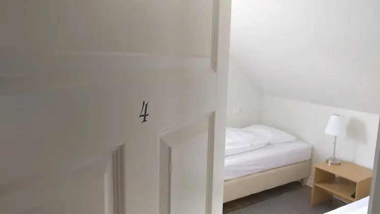 İki Ayrı Yataklı Oda, Ortak Banyo