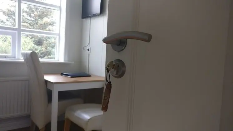 İki Ayrı Yataklı Oda, Ortak Banyo
