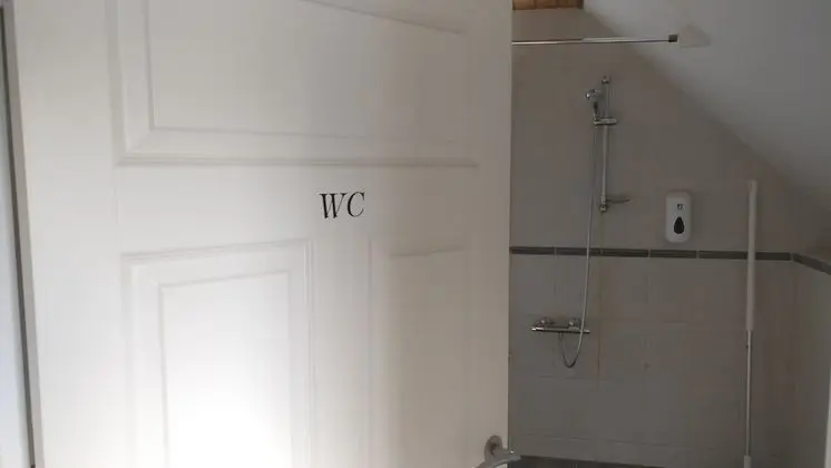 İki Ayrı Yataklı Oda, Ortak Banyo