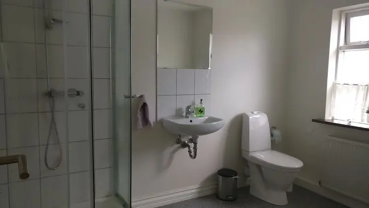 İki Ayrı Yataklı Oda, Ortak Banyo