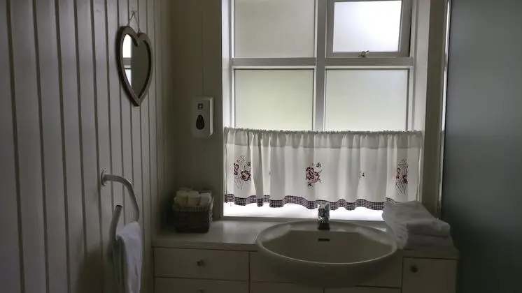 Üç Kişilik Oda, Ortak Banyo