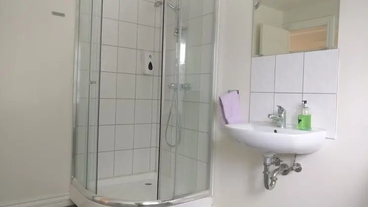 Üç Kişilik Oda, Ortak Banyo