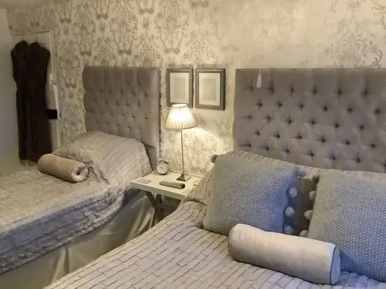 Üç Kişilik Oda