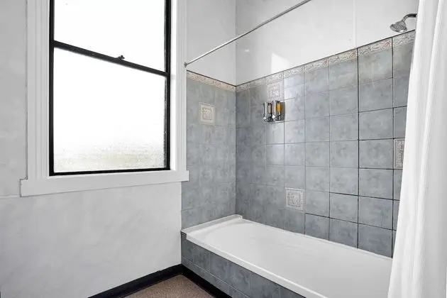 Tek Büyük Yataklı Oda, Ortak Banyo