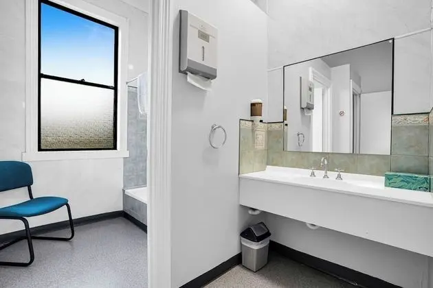 Tek Büyük Yataklı Oda, Ortak Banyo