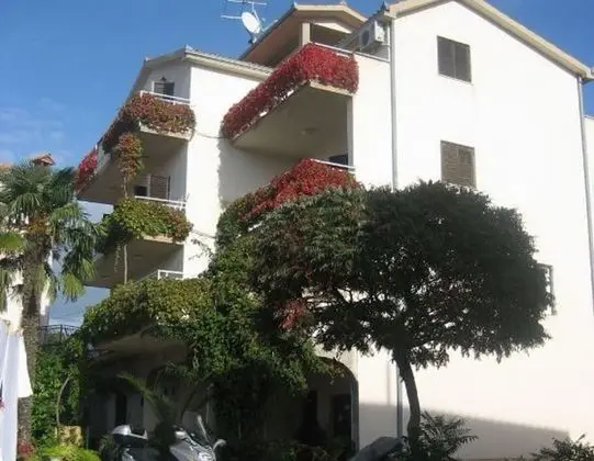Apart Daire (Biserka - 50 m from beach - A4(6))