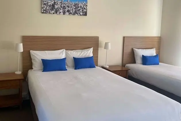 Standard Oda, Sigara İçilmez (1 Queen & 1 Single Bed)