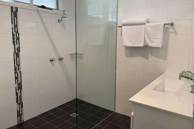Standard Oda, Sigara İçilmez (1 Queen & 2 Single Beds)