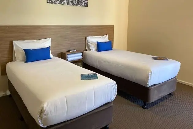 Standard Oda, Sigara İçilmez (1 Queen & 2 Single Beds)