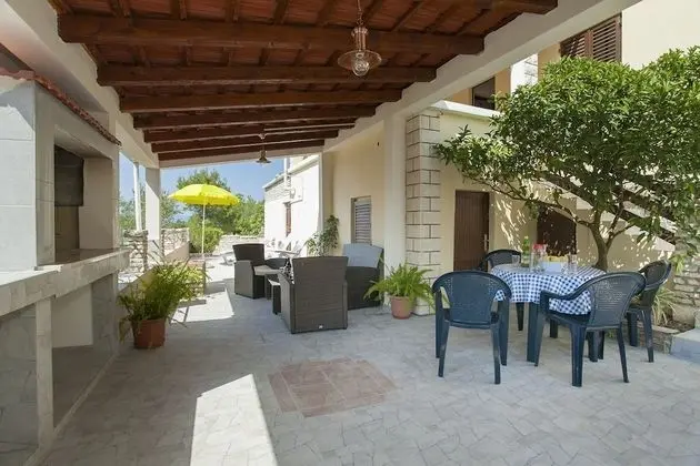 Ev (Villa Bistrana - 15m from sea - H(4))