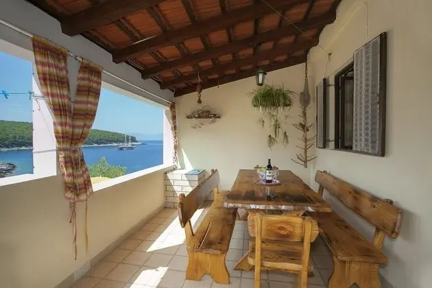 Ev (Villa Bistrana - 15m from sea - H(4))