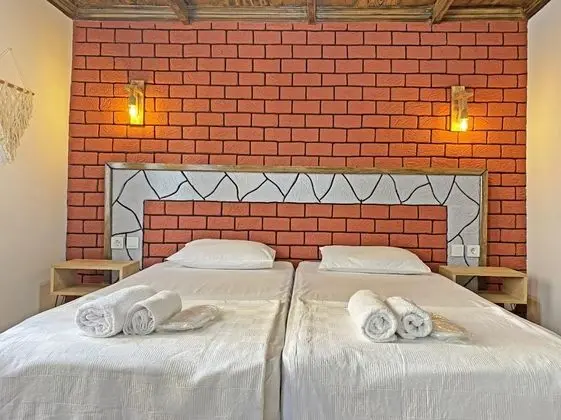 Üç Kişilik Oda, Sokak Manzaralı