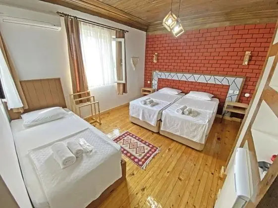 Üç Kişilik Oda, Sokak Manzaralı