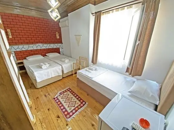Üç Kişilik Oda, Sokak Manzaralı