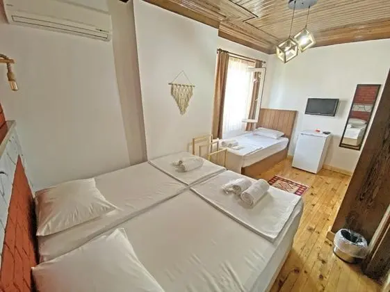 Üç Kişilik Oda, Sokak Manzaralı