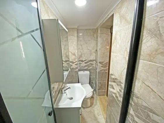 Üç Kişilik Oda, Sokak Manzaralı