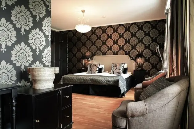 Tek Büyük Yataklı Oda, Avlu