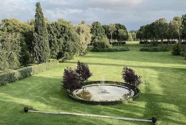 Tek Büyük Yataklı Oda, Avlu