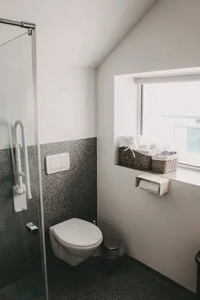 Standard Tek Büyük veya İki Ayrı Yataklı Oda, Ortak Banyo