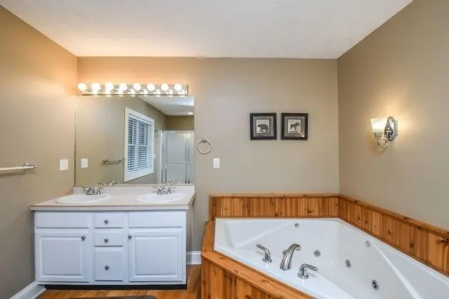 Ev, Birden Çok Yatak, Sıcak Su Havuzu