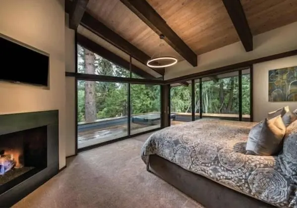 Ev (Black Bear Lodge)