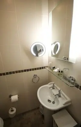 Twr Du Queen Room (smaller)