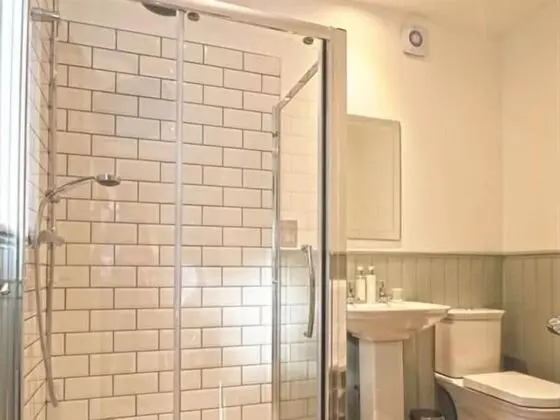 Deluxe Tek Büyük veya İki Ayrı Yataklı Oda, Banyolu/Duşlu ( Ingram)