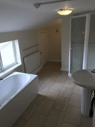 Tek Büyük Yataklı Oda, Ortak Banyo