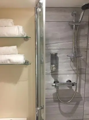 İki Ayrı Yataklı Oda, Banyolu/Duşlu