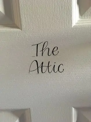 Tek Büyük veya İki Ayrı Yataklı Oda (Attic)