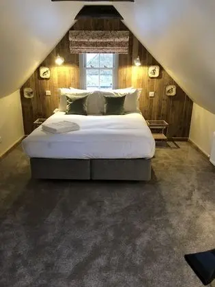 Tek Büyük veya İki Ayrı Yataklı Oda (Attic)