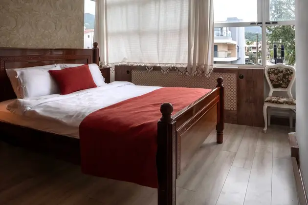Standard Kara Manzaralı Oda